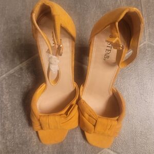NWOT Womens Mustard heels, size 9.5